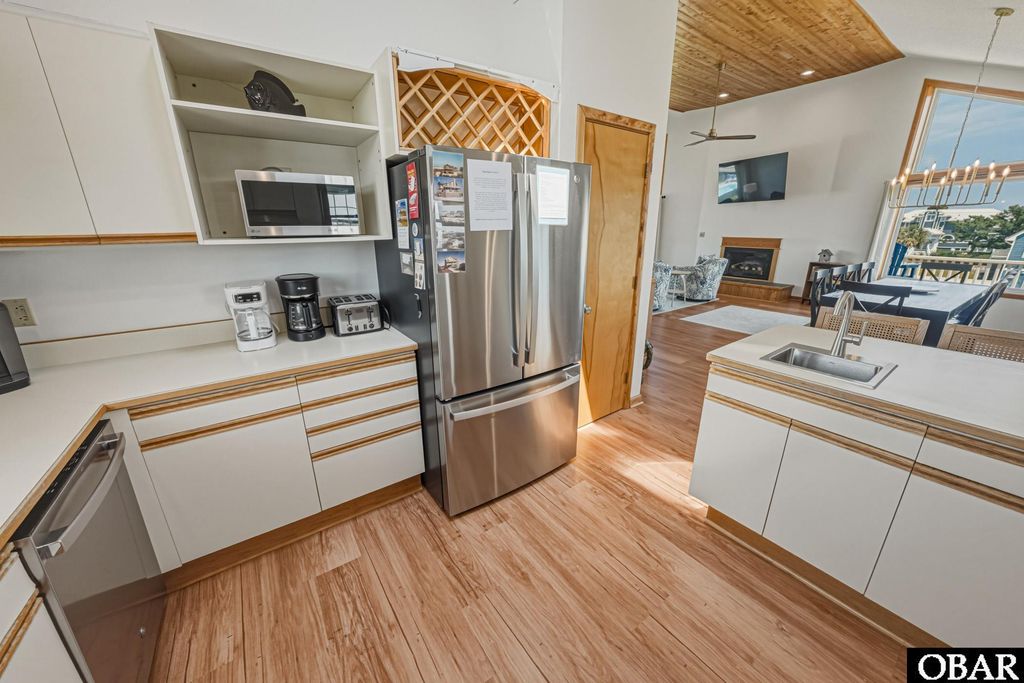 Image 17 of property listing at 921 Whalehead Drive, Corolla, NC 27927