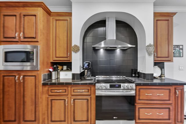 808 Front St, Welaka, FL 32193