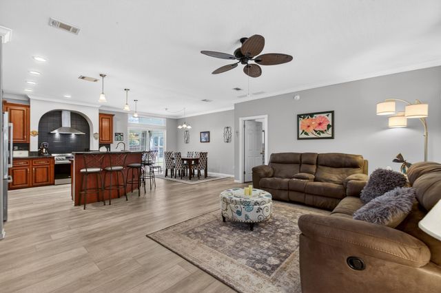 808 Front St, Welaka, FL 32193