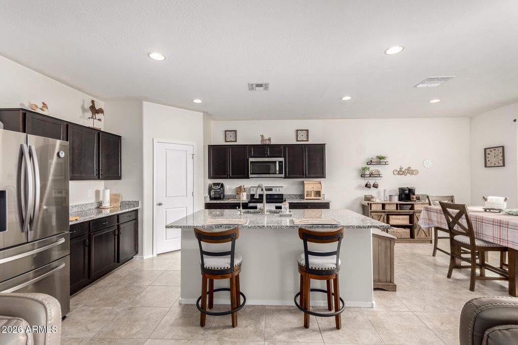 Image 10 of property listing at 1015 W DESCANSO CANYON Drive, Casa Grande, AZ 85122