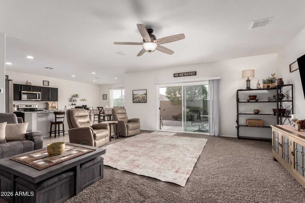 Image 4 of property listing at 1015 W DESCANSO CANYON Drive, Casa Grande, AZ 85122