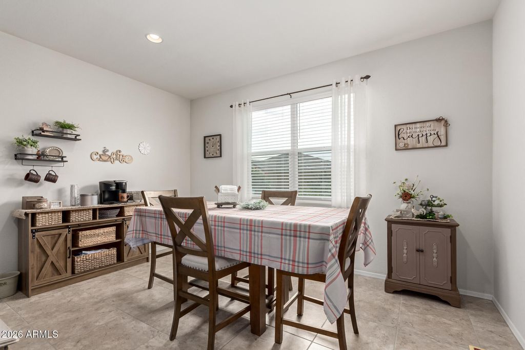 Image 7 of property listing at 1015 W DESCANSO CANYON Drive, Casa Grande, AZ 85122