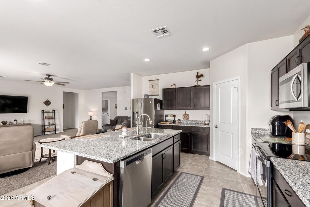 Image 8 of property listing at 1015 W DESCANSO CANYON Drive, Casa Grande, AZ 85122