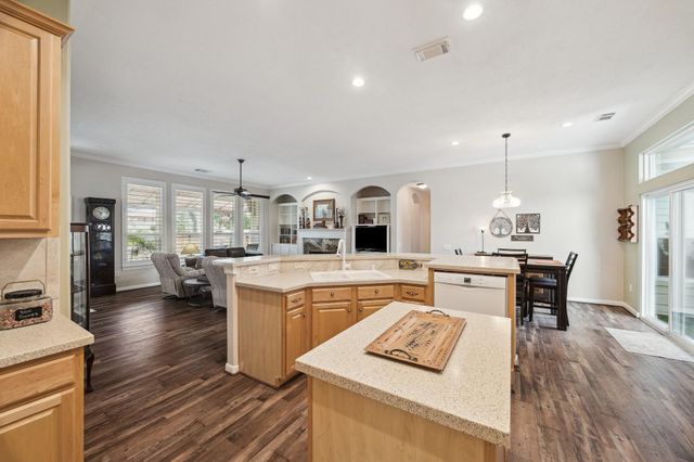 167 E Northcastle Circle, Conroe, TX 77384