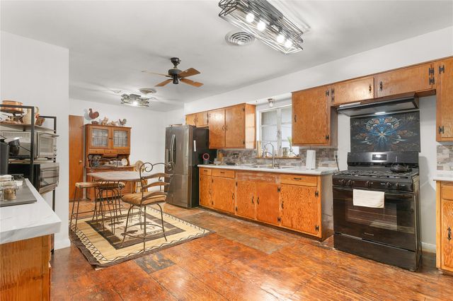 607 Gilmore ST, Taylor, TX 76574
