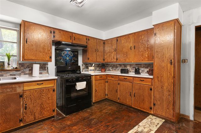 607 Gilmore ST, Taylor, TX 76574