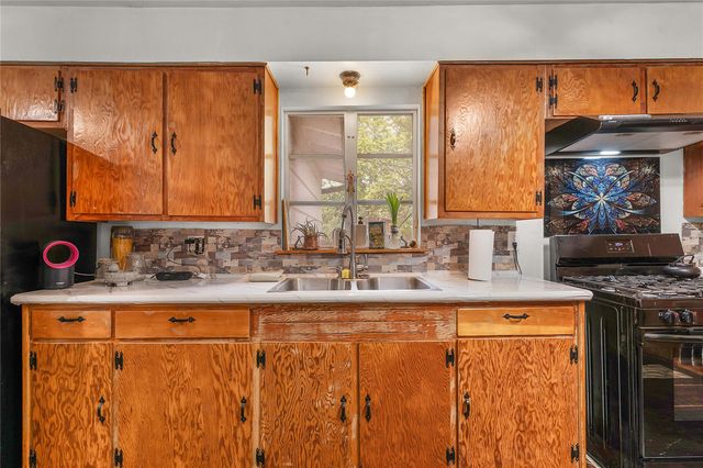 607 Gilmore ST, Taylor, TX 76574