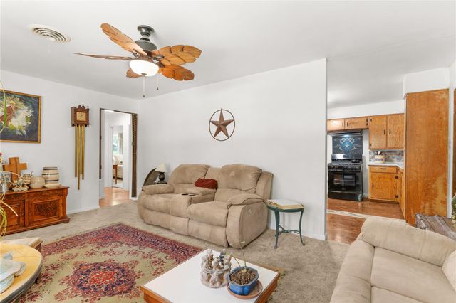 607 Gilmore ST, Taylor, TX 76574