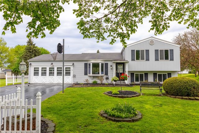 18 Kencrest Circle, Gates, NY 14606