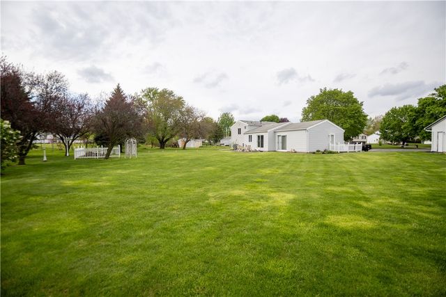18 Kencrest Circle, Gates, NY 14606
