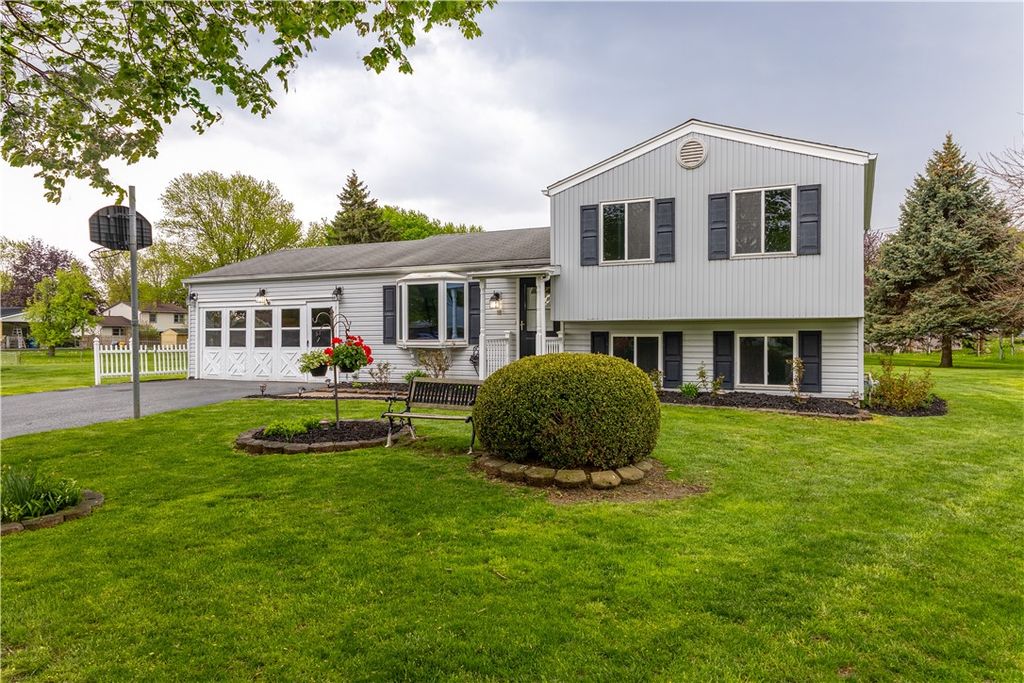 18 Kencrest Circle, Gates, NY 14606