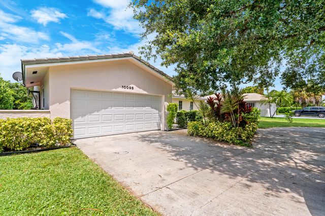 10098 Ramblewood Drive, Coral Springs, FL 33071