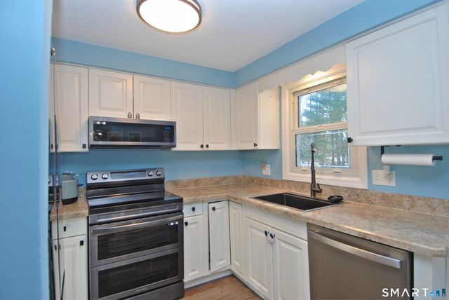 321 Greens Loop 321, Cheshire, CT 06410