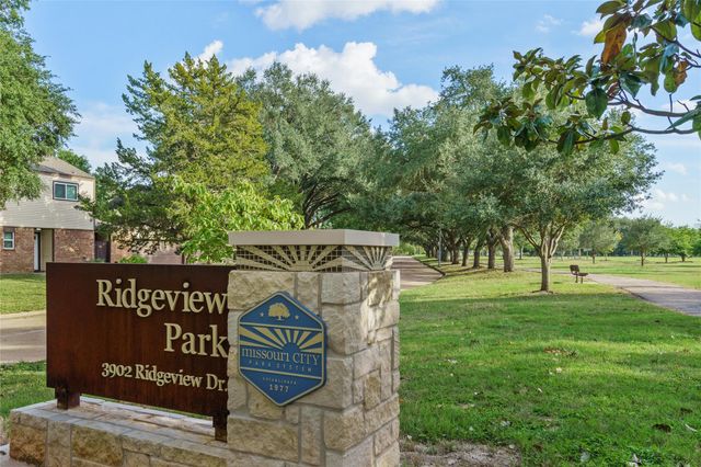 3819 Ridgeview Drive, Missouri City, TX 77459