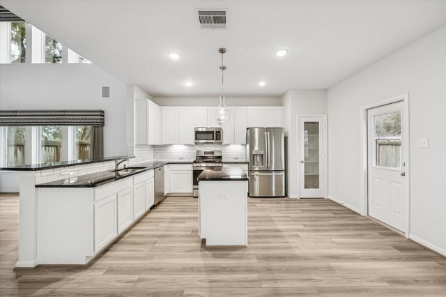 215 Freeman Boulevard, West Columbia, TX 77486