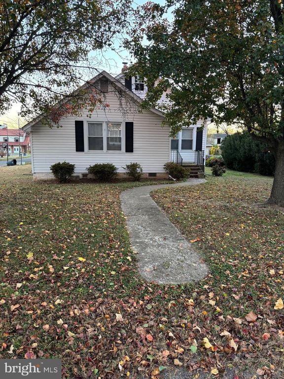104 E WASHINGTON ST, Remington, VA 22734