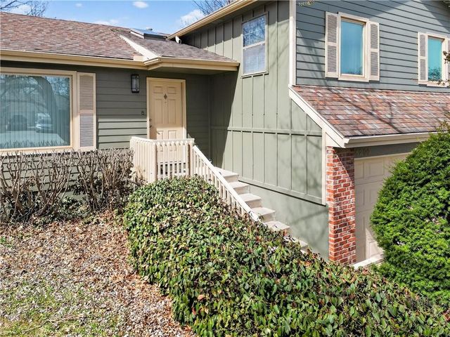 15200 W Ellsworth Court, Olathe, KS 66062