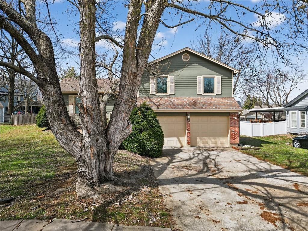 15200 W Ellsworth Court, Olathe, KS 66062