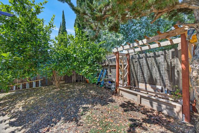 137 Majorca Cir, Sacramento, CA 95823