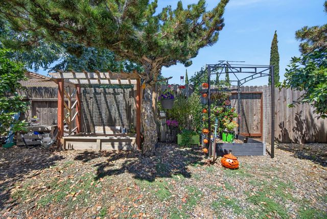 137 Majorca Cir, Sacramento, CA 95823