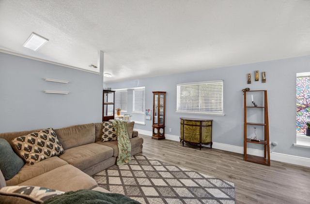 137 Majorca Cir, Sacramento, CA 95823