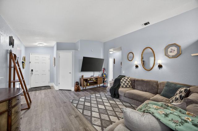 137 Majorca Cir, Sacramento, CA 95823