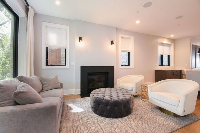 3644 N Bosworth Avenue, Chicago, IL 60613