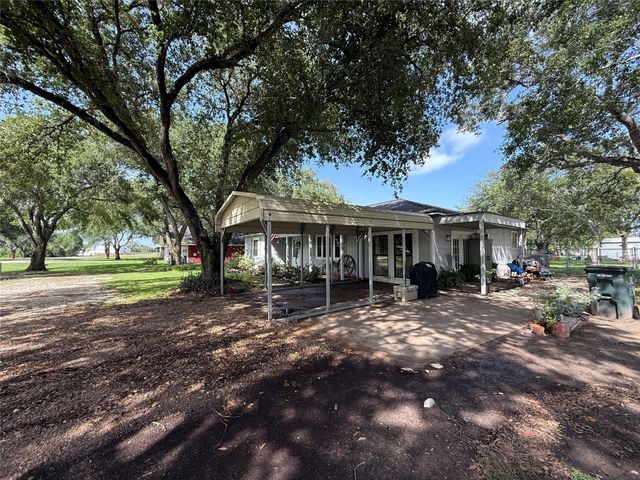 255 Duckett Street, El Campo, TX 77437