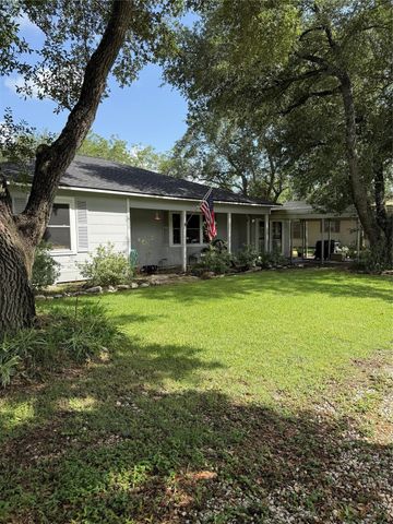255 Duckett Street, El Campo, TX 77437
