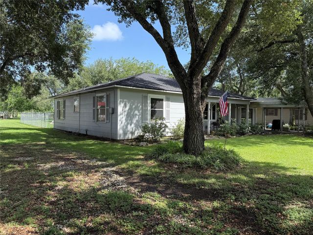 255 Duckett Street, El Campo, TX 77437