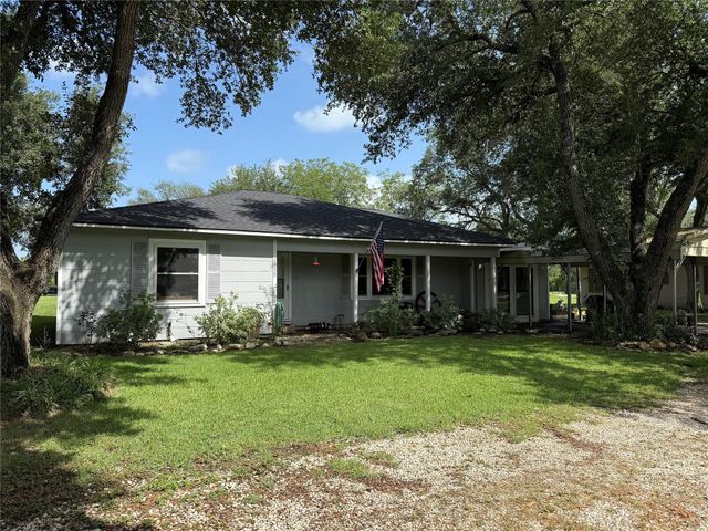 255 Duckett Street, El Campo, TX 77437