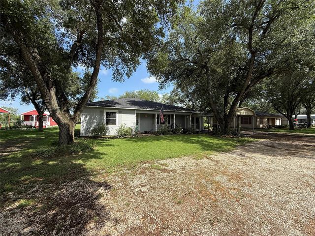 255 Duckett Street, El Campo, TX 77437