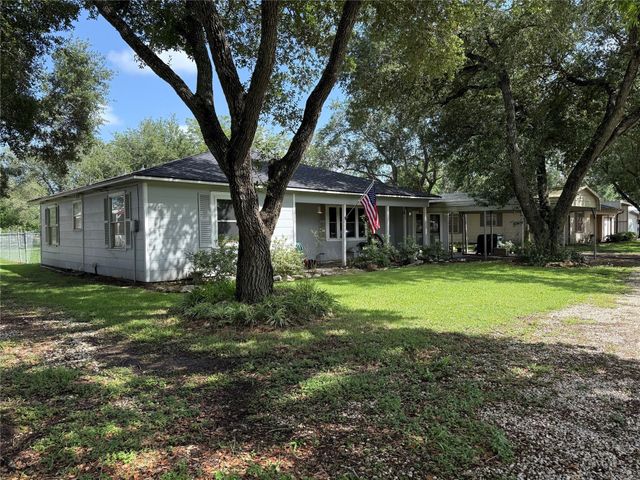 255 Duckett Street, El Campo, TX 77437