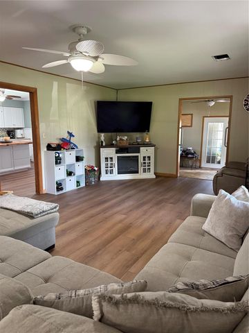 255 Duckett Street, El Campo, TX 77437