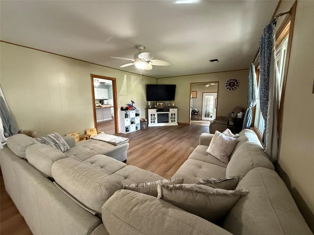 255 Duckett Street, El Campo, TX 77437