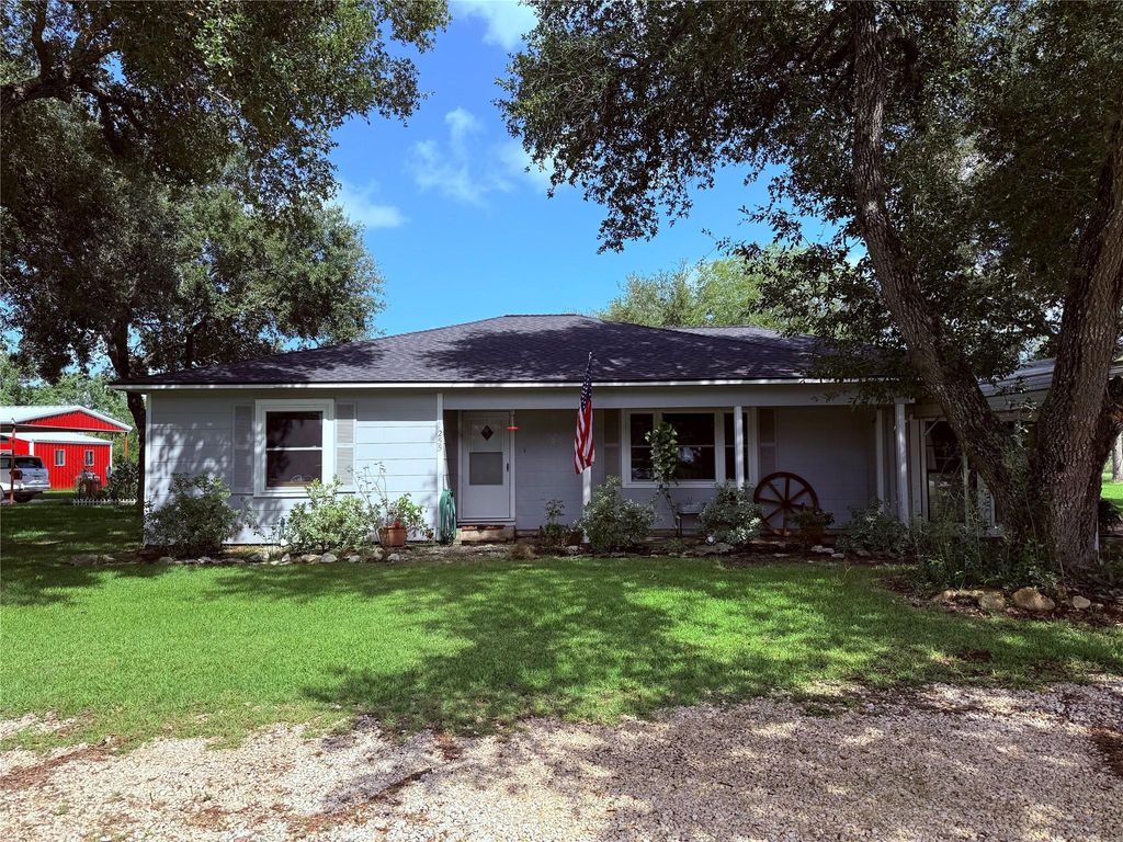 255 Duckett Street, El Campo, TX 77437