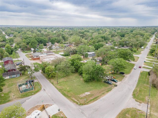 1 Jackson Avenue, Bacliff, TX 77518