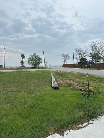 1 Jackson Avenue, Bacliff, TX 77518