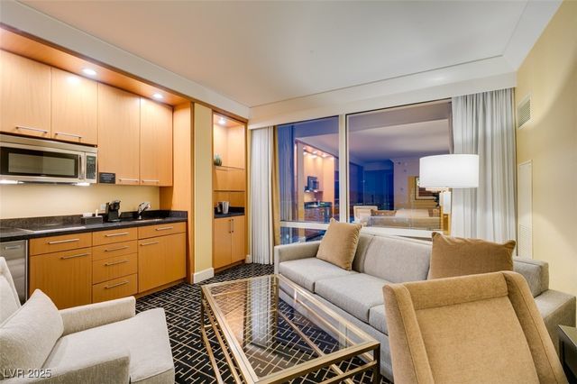 2000 FASHION SHOW Drive 2723, Las Vegas, NV 89109