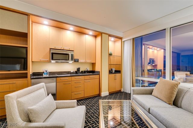 2000 FASHION SHOW Drive 2723, Las Vegas, NV 89109