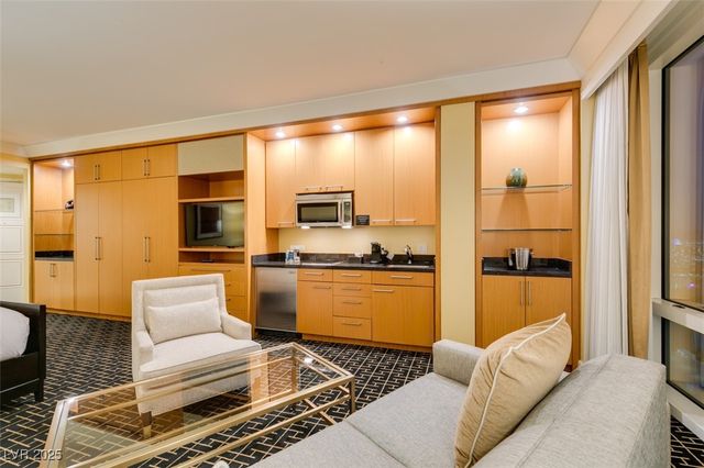 2000 FASHION SHOW Drive 2723, Las Vegas, NV 89109