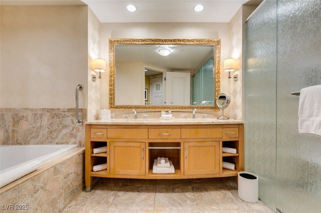 2000 FASHION SHOW Drive 2723, Las Vegas, NV 89109