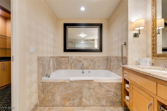 2000 FASHION SHOW Drive 2723, Las Vegas, NV 89109