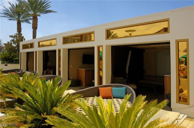 2000 FASHION SHOW Drive 2723, Las Vegas, NV 89109