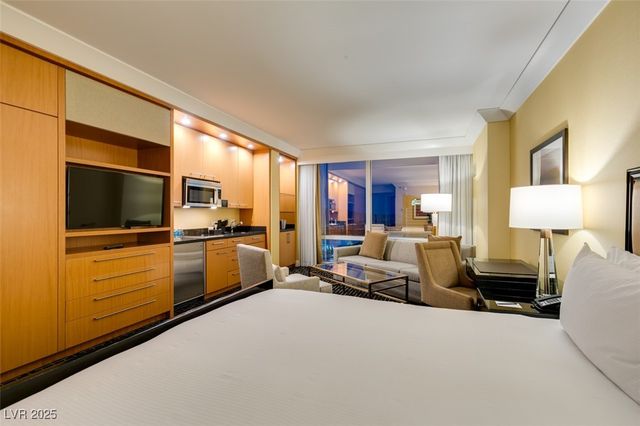 2000 FASHION SHOW Drive 2723, Las Vegas, NV 89109