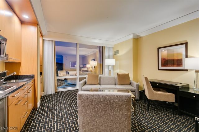 2000 FASHION SHOW Drive 2723, Las Vegas, NV 89109