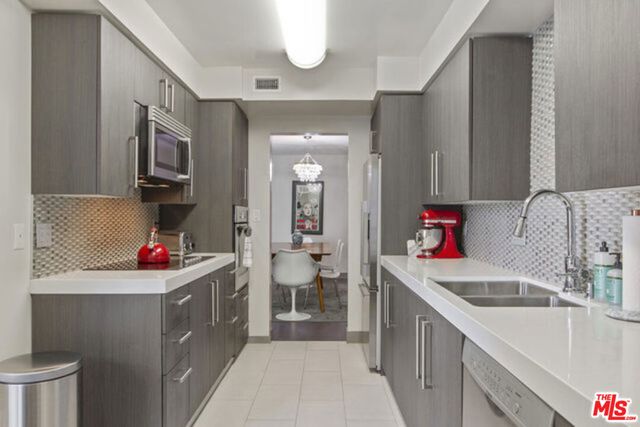 11657 Chenault Street 204, Los Angeles, CA 90049