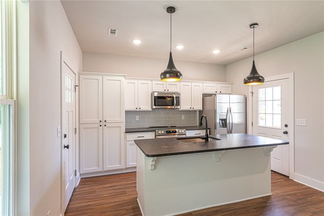 958 S Laramie Heights, Fayetteville, AR 72704