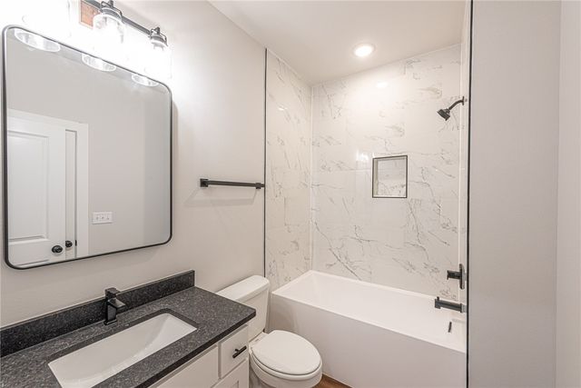 958 S Laramie Heights, Fayetteville, AR 72704