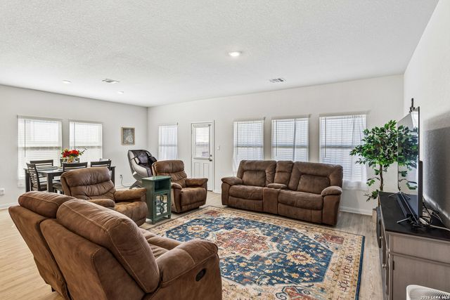 5801 MUSQUIZ RDG, Seguin, TX 78155